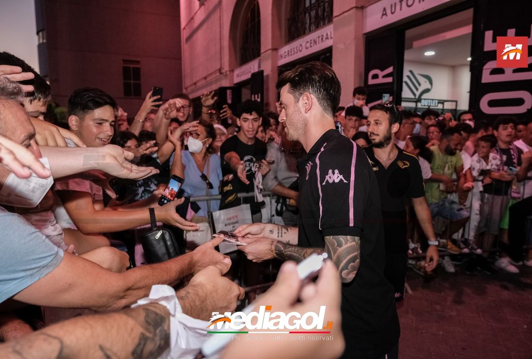FOTO RITIRO PALERMO, Brunori e l’incontro con i tifosi al Barbera (Gallery) - immagine 47