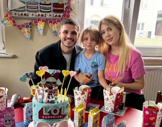 Instagram  La mamma di Wanda ci crede ancora: compleanno di Isabella, Mauro e la Nara insieme - immagine 1