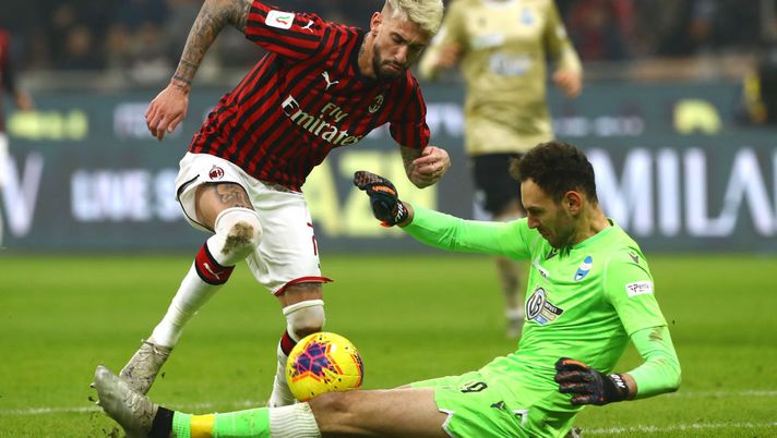 MILAN, ITALY - JANUARY 15:  Samuel Castillejo of AC Milan is challenged by Etrit Berisha of Spal during the Coppa Italia match between AC Milan and SPAL at Stadio Giuseppe Meazza on January 15, 2020 in Milan, Italy.  (Photo by Marco Luzzani/Getty Images) 