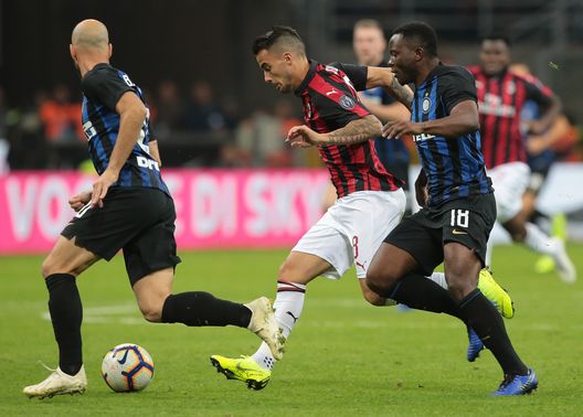Suso contrasta Asamoah dell'Inter. Suso contrasta Asamoah dell'Inter.