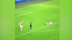 Video – Ajax, paura per Blind. Si accascia con una mano sul petto
