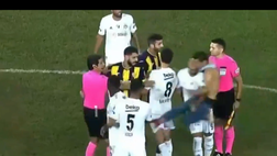 VIDEO / Tifoso del Besiktas colpisce con un calcio volante Tosun