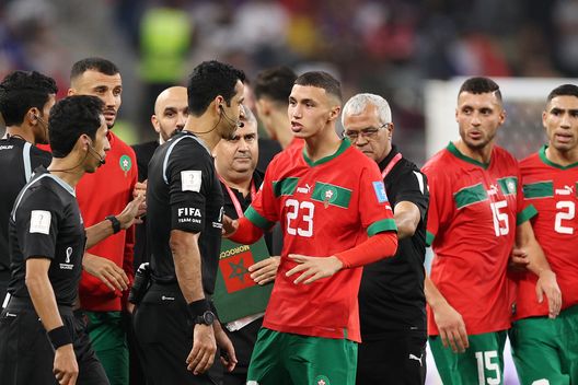 DOHA, QATAR - DECEMBER 17: Bilal El Khannouss of Morocco argues with referee Abdulrahman Al Jassim after the 1-2 loss during the FIFA World Cup Qatar 2022 3rd Place match between Croatia and Morocco at Khalifa International Stadium on December 17, 2022 in Doha, Qatar. (Photo by Richard Heathcote/Getty Images) Burdisso osserva il Marocco: c’è un nome nuovo! Fiorentina su El Khannouss- immagine 2