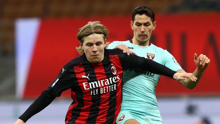 MILAN, ITALY - JANUARY 09: Sasa Lukic of Torino F.C. tackles Jens Petter Hauge of A.C. Milan during the Serie A match between AC Milan and Torino FC at Stadio Giuseppe Meazza on January 09, 2021 in Milan, Italy. Sporting stadiums around Italy remain under strict restrictions due to the Coronavirus Pandemic as Government social distancing laws prohibit fans inside venues resulting in games being played behind closed doors. (Photo by Marco Luzzani/Getty Images) MILAN, ITALY - JANUARY 09: Sasa Lukic of Torino F.C. tackles Jens Petter Hauge of A.C. Milan during the Serie A match between AC Milan and Torino FC at Stadio Giuseppe Meazza on January 09, 2021 in Milan, Italy. Sporting stadiums around Italy remain under strict restrictions due to the Coronavirus Pandemic as Government social distancing laws prohibit fans inside venues resulting in games being played behind closed doors. (Photo by Marco Luzzani/Getty Images)