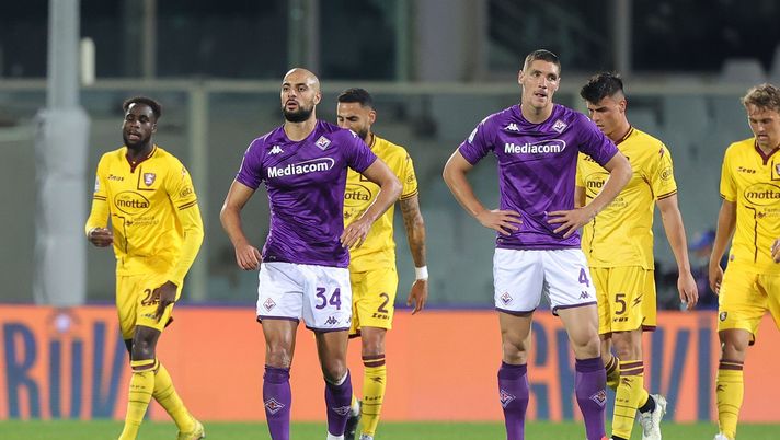 FLORENCE, ITALY - NOVEMBER 09: Sofyan Amrabat of ACF Fiorentina and Nikola Milenkovic of ACF Fiorentina reacts after scoaring scores a goal of US Salernitana during the Serie A match between ACF Fiorentina and Salernitana at Stadio Artemio Franchi on November 9, 2022 in Florence, Italy. (Photo by Gabriele Maltinti/Getty Images) Difesa distratta: la Fiorentina subisce poco, ma incassa troppi gol - immagine 1