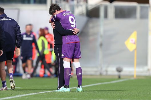 FLORENCE, ITALY - OCTOBER 24: Dusan Vlahovic of ACF Fiorentina celebrates after scoring a goal during the Serie A match between ACF Fiorentina and Cagliari Calcio at Stadio Artemio Franchi on October 24, 2021 in Florence, Italy. (Photo by Gabriele Maltinti/Getty Images) Boniek: “La Fiorentina meritava più punti in questo inizio, Italiano top”- immagine 2