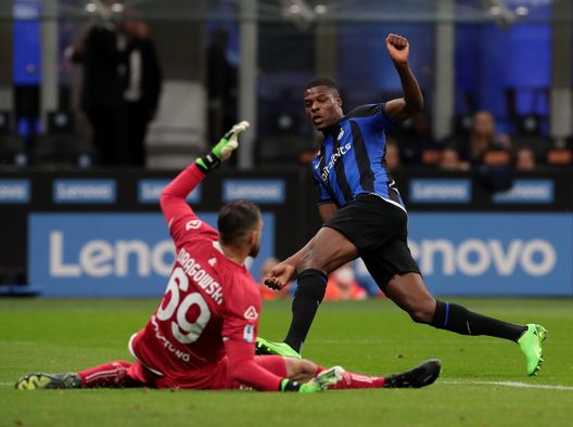 MILAN, ITALY - AUGUST 20: Denzel Dumfries of FC Internazionale kicks the ball during the Serie A match between FC Internazionale and Spezia Calcio at Stadio Giuseppe Meazza on August 20, 2022 in Milan, Italy. (Photo by Emilio Andreoli - Inter/Inter via Getty Images) Consigli Fantacalcio, 3 portieri per la quinta giornata: fiducia a Musso e Sepe! Occhio a Dragowski- immagine 4