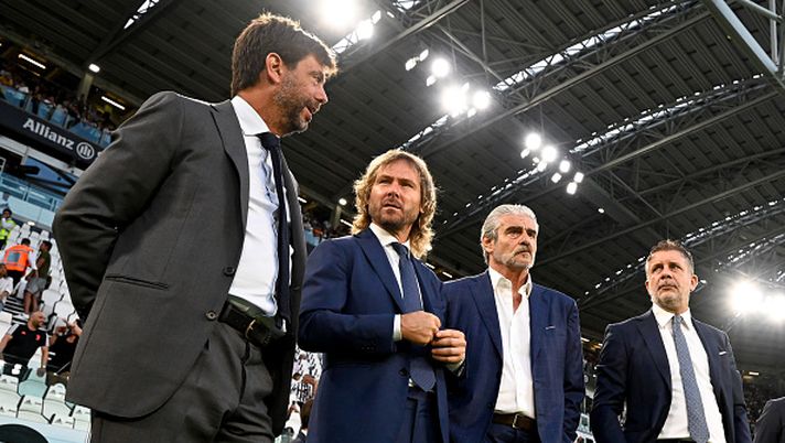 TURIN, ITALY - AUGUST 15: Andrea Agnelli, Pavel Nedved, Maurizio Arrivabene, Federico Cherubini of Juventus during the Serie A match between Juventus and US Sassuolo at Allianz Stadium on August 15, 2022 in Turin, Italy. (Photo by Daniele Badolato - Juventus FC/Juventus FC via Getty Images) Juve, piange il telefono: ancora - immagine 1