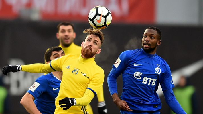 MOSCOW, RUSSIA - DECEMBER 02: Samba Sow (R) of FC Dinamo Moscow is challenged by Zan Majer of FC Rostov Rostov-On-Don during the Russian Premier League match between FC Dinamo Moscow and FC Rostov Rostov-On-Don at the Arena Khimki Stadium on December 02, 2017 in Moscow, Russia. (Photo by Epsilon/Getty Images) Calciomercato Reggina, colpo a centrocampo: ufficiale Majer dal Lecce - immagine 1