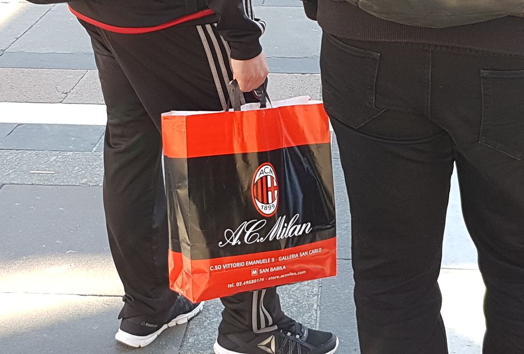  Uno dei tanti sacchetti del Milan store acquistati dai tifosi  