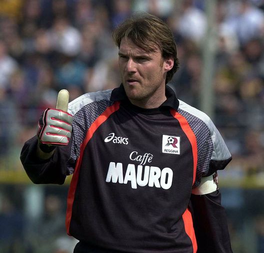 08 Apr 2001: Massimo Taibi goalkeeper of Reggina in action during the Serie A 25th Round League match between Brescia and Reggina played at the Mario Rigamonti Stadium Brescia . DIGITAL CAMERA Mandatory Credit: Grazia Neri/ALLSPORT Reggina, la furia di Taibi: “Oggi si è toccato il fondo. Var inutile, aboliamolo e accettiamo l’errore umano” - immagine 1