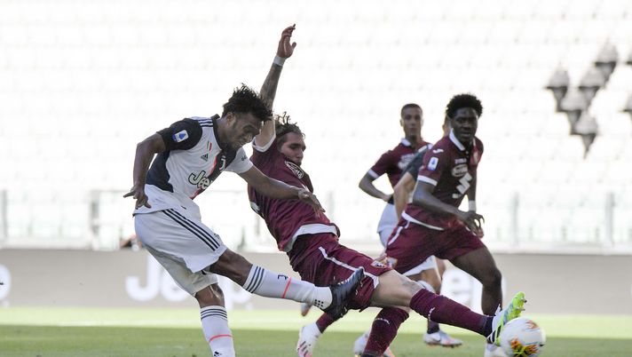 TURIN, ITALY - JULY 04: Juan Cuadrado of Juventus scores his team's second goal during the Serie A match between Juventus and Torino FC at Allianz Stadium on July 04, 2020 in Turin, Italy. (Photo by Daniele Badolato - Juventus FC/Juventus FC via Getty Images) 