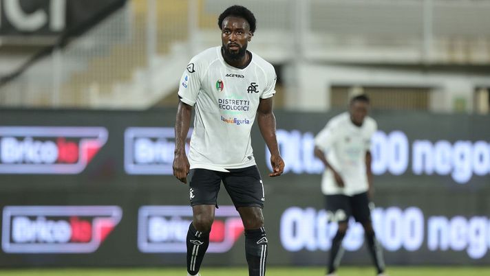 LA SPEZIA, ITALY - AUGUST 27: M'bala Nzola of Spezia Calcio looks on during the Serie A match between Spezia Calcio and US Sassuolo at Stadio Alberto Picco on August 27, 2022 in La Spezia, Italy. (Photo by Gabriele Maltinti/Getty Images) Spezia, le ultime prove di formazione con Nzola: out Verde, cosa filtra su Agudelo - immagine 1