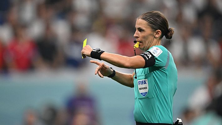 AL KHOR, QATAR - DECEMBER 01: Referee Stephanie Frappart gestures during the FIFA World Cup Qatar 2022 Group E match between Costa Rica and Germany at Al Bayt Stadium on December 01, 2022 in Al Khor, Qatar. (Photo by Stuart Franklin/Getty Images) Derby di Istanbul fra prima e seconda, la proposta: “Venga ad arbitrare la Frappart” - immagine 1