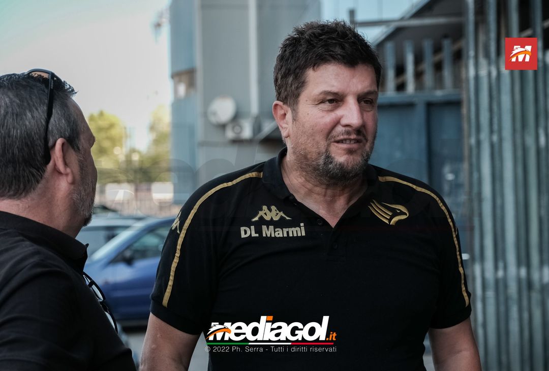 FOTO RITIRO PALERMO, Mister Baldini scatta selfie con i tifosi (Gallery) - immagine 12