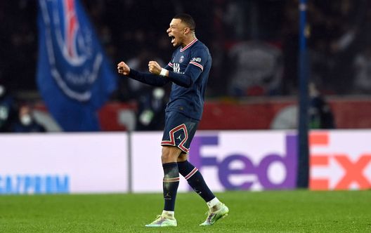 PARIS, FRANCE - FEBRUARY 15: Kylian Mbappe of Paris Saint-Germain celebrates after their sides victory during the UEFA Champions League Round Of Sixteen Leg One match between Paris Saint-Germain and Real Madrid at Parc des Princes on February 15, 2022 in Paris, France. (Photo by Shaun Botterill/Getty Images) Mbappé, lo spogliatoio ha deliberato: cambia soprannome da “Donatello” a “Pinguino”. E il francese approva- immagine 2