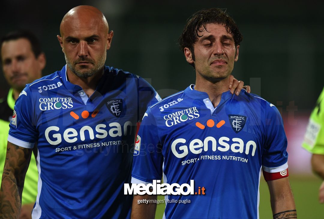  PALERMO, ITALY - MAY 28: Massimo Maccarrone (L) of Empoli consoles his teammate Daniele Croce after losing the Serie A match between US Citta di Palermo and Empoli FC at Stadio Renzo Barbera on May 28, 2017 in Palermo, Italy. (Photo by Tullio M. Puglia/Getty Images) 