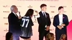 FOTO Show di De Laurentiis: batte all’asta magliette e altri gadget del Napoli!