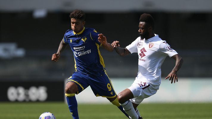 VERONA, ITALY - MAY 09: Nicolas Nkoulou of Torino FC competes for the ball with Eddie Salcedo of Hellas Verona during the Serie A match between Hellas Verona FC and Torino FC at Stadio Marcantonio Bentegodi on May 09, 2021 in Verona, Italy. Sporting stadiums around Italy remain under strict restrictions due to the Coronavirus Pandemic as Government social distancing laws prohibit fans inside venues resulting in games being played behind closed doors. (Photo by Alessandro Sabattini/Getty Images) VERONA, ITALY - MAY 09: Nicolas Nkoulou of Torino FC competes for the ball with Eddie Salcedo of Hellas Verona during the Serie A match between Hellas Verona FC and Torino FC at Stadio Marcantonio Bentegodi on May 09, 2021 in Verona, Italy. Sporting stadiums around Italy remain under strict restrictions due to the Coronavirus Pandemic as Government social distancing laws prohibit fans inside venues resulting in games being played behind closed doors. (Photo by Alessandro Sabattini/Getty Images)