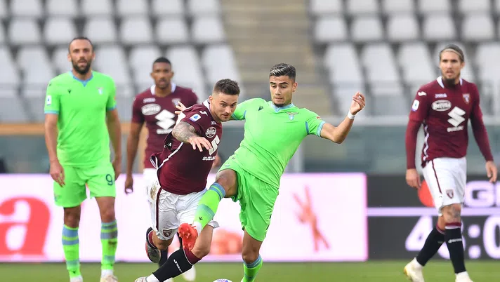 TURIN, ITALY - NOVEMBER 01:  Karol Linetty (L) of Torino FC competes with Andreas Hugo Pereira of SS Lazio during the Serie A match between Torino FC and SS Lazio at Stadio Olimpico di Torino on November 1, 2020 in Turin, Italy.  (Photo by Valerio Pennicino/Getty Images)