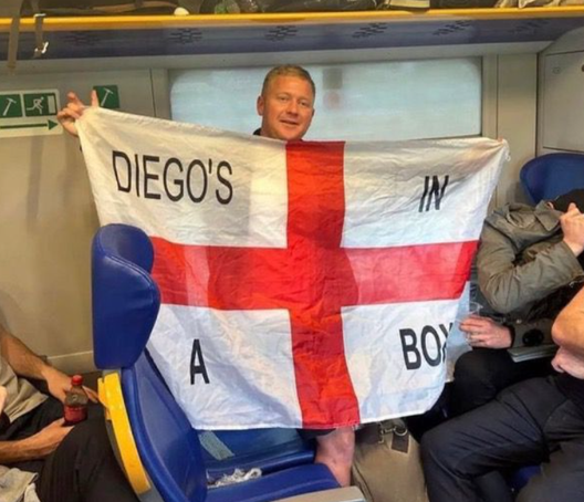 FOTO Napoli, bandiera shock degli inglesi: “Diego è in una bara”- immagine 2