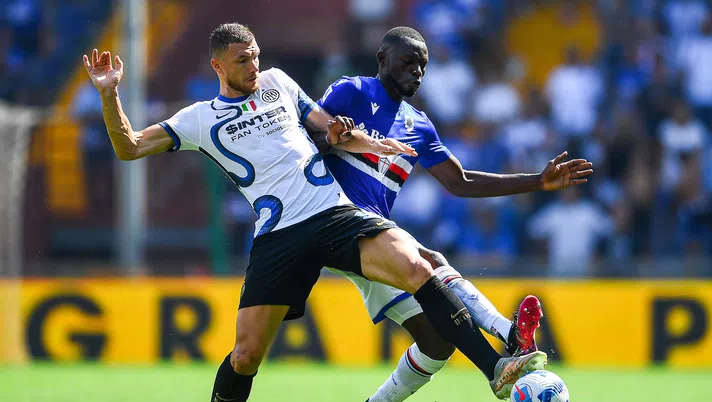 Edin Dzeko contro Omar Colley in Sampdoria-Inter 2-2 della Serie A 2021-2022 | News (Getty Images)