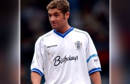 Tumore al cervello, Bury: l’ex capitano Martyn Forrest muore a 43 anni, 14 anni fa era crollato in campo- immagine 2
