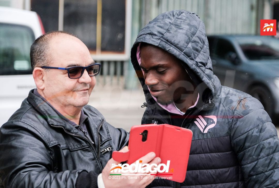FOTO Genoa-Palermo, i rosanero in partenza dallo stadio “Renzo Barbera” (Gallery) - immagine 9