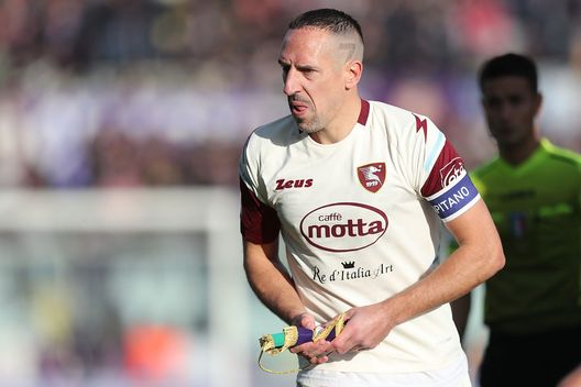 FLORENCE, ITALY - DECEMBER 11: Franck Ribery of US Salernitana reacts during the Serie A match between ACF Fiorentina and US Salernitana at Stadio Artemio Franchi on December 11, 2021 in Florence, Italy. (Photo by Gabriele Maltinti/Getty Images) Ribery, il futuro è deciso da una clausola presente nel suo contratto- immagine 2