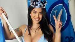 Marika Fruscio e il risveglio sexy da scudetto: la conduttrice posa in lingerie color Napoli