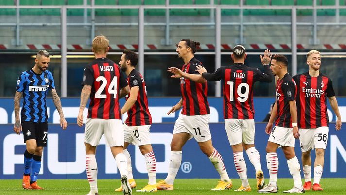 MILAN, ITALY - OCTOBER 17:  Zlatan Ibrahimovic (C) of AC Milan celebrates his second goal with his team-mates during the Serie A match between FC Internazionale and AC Milan at Stadio Giuseppe Meazza on October 17, 2020 in Milan, Italy.  (Photo by Marco Luzzani/Getty Images) 