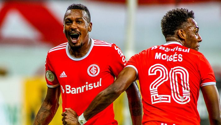 PORTO ALEGRE, BRAZIL - DECEMBER 19: Edenilson of Internacional celebrates with teammates after scoring the first goal of their team during the match against Palmeiras as part of Brasileirao Series A 2020 at Beira Rio Stadium on December 19, 2020 in Porto Alegre, Brazil. (Photo by Silvio Avila/Getty Images) PORTO ALEGRE, BRAZIL - DECEMBER 19: Edenilson of Internacional celebrates with teammates after scoring the first goal of their team during the match against Palmeiras as part of Brasileirao Series A 2020 at Beira Rio Stadium on December 19, 2020 in Porto Alegre, Brazil. (Photo by Silvio Avila/Getty Images)