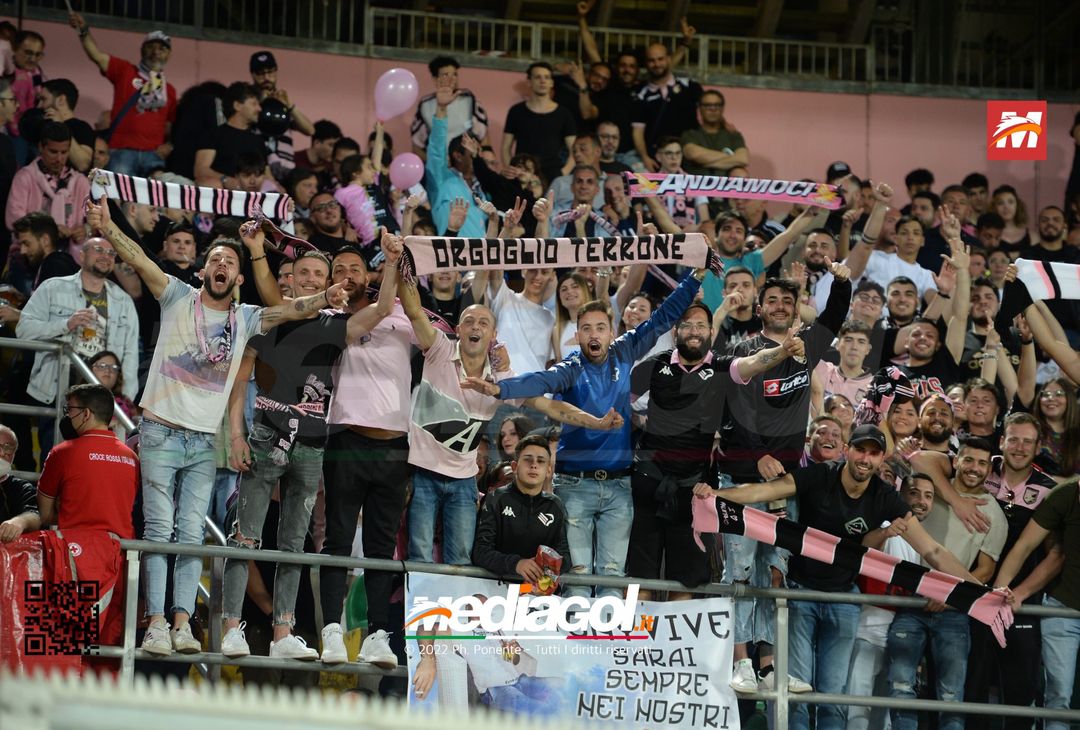Fototifo, i tifosi allo stadio per Palermo-Virtus Entella 2-2 (gallery) - immagine 138