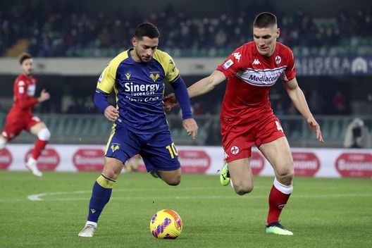 VERONA, ITALY - DECEMBER 22: Gianluca Caprari (L) of Hellas Verona is challenged by Nikola Milenkovic (R) of ACF Fiorentina during the Serie A match between Hellas Verona and ACF Fiorentina at Stadio Marcantonio Bentegodi on December 22, 2021 in Verona, Italy. (Photo by Giuseppe Cottini/Getty Images) Il retroscena: anche i viola su Caprari, ma l’Hellas pronto a blindarlo- immagine 2