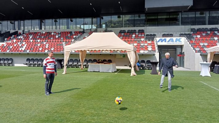 L'assessore Luis Walcher palleggia con il sindaco aspettando Südtirol-Padova (foto Salto.bz) Südtirol-Padova, summit-sicurezza in giornata. L’assessore: “Richieste per 10 mila posti” - immagine 1