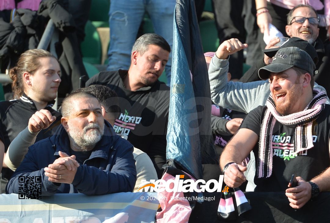 FOTOTIFO Palermo-Como 3-0, gli scatti ai tifosi al “Renzo Barbera” (GALLERY) - immagine 132