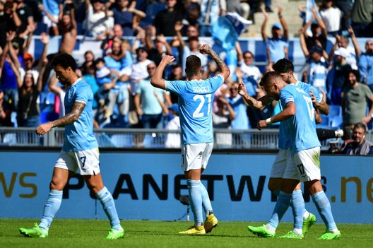 ROME, ITALY - OCTOBER 02: Sergaj Milinkovic Savic of SS Lazio celebrates a third goal with his team mates during the Serie A match between SS Lazio and Spezia Calcio at Stadio Olimpico on October 02, 2022 in Rome, Italy. (Photo by Marco Rosi - SS Lazio/Getty Images) Così simili, così diversi: Italiano, Sarri e tutti i nomi in ballo- immagine 3