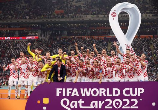 DOHA, QATAR - DECEMBER 17: Croatia players celebrate with their FIFA World Cup Qatar 2022 third placed medals after the team's victory during the FIFA World Cup Qatar 2022 3rd Place match between Croatia and Morocco at Khalifa International Stadium on December 17, 2022 in Doha, Qatar. (Photo by Clive Brunskill/Getty Images) Marocco, storia scritta a metà: il centroamerica si tiene stretto il contestatissimo record degli USA del 1930- immagine 2