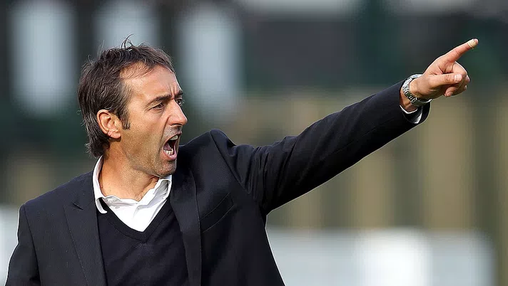 SIENA, ITALY - OCTOBER 23:  Cesena head coach Marco Giampaolo shouts instructions to his players during the Serie A between AC Siena and AC Cesena at Artemio Franchi - Mps Arena Stadium on October 23, 2011 in Siena, Italy.  (Photo by Gabriele Maltinti/Getty Images)