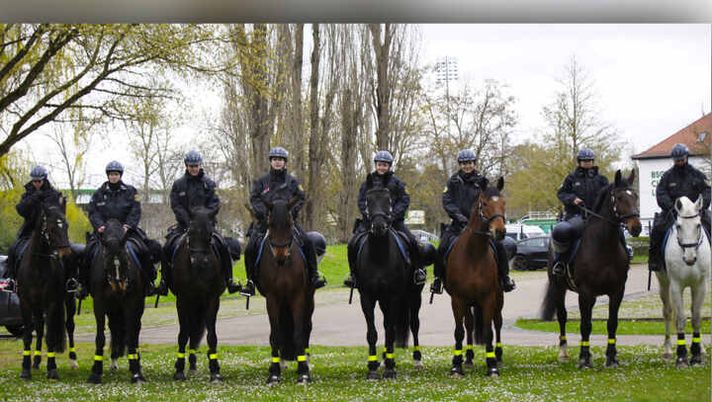 Otto poliziotti a cavallo per il derby di Lipsia: tante occasioni, ma zero gol - immagine 1