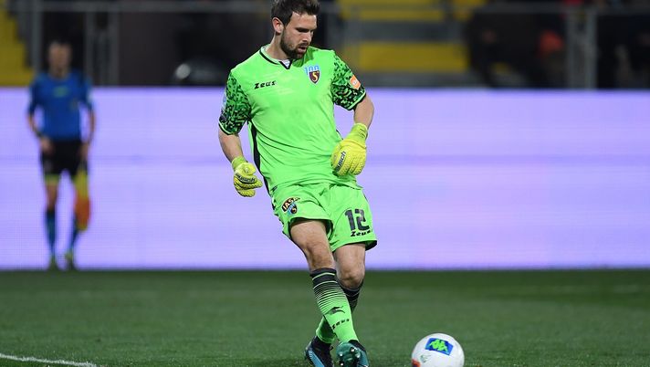 FROSINONE, ITALY - FEBRUARY 29: Alessandro Micai of Salernitana during the Serie B match between Frosinone and Salernitana at Stadio Benito Stirpe on February 29, 2020 in Frosinone, Italy. (Photo by Francesco Pecoraro/Getty Images) 