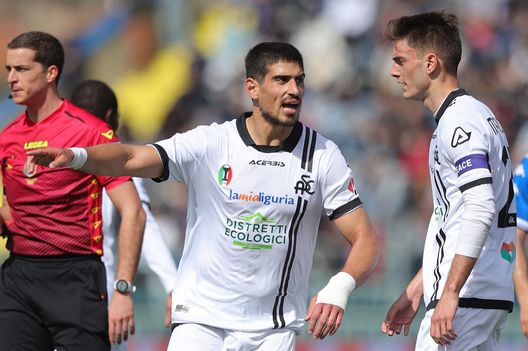EMPOLI, ITALY - APRIL 09: Dimitrios Nikolaou of Spezia Calcio gestures during the Serie A match between Empoli FC v Spezia Calcio on April 9, 2022 in Empoli, Italy. (Photo by Gabriele Maltinti/Getty Images) Gotti non si arrende e schiera un obiettivo viola dal primo minuto- immagine 2