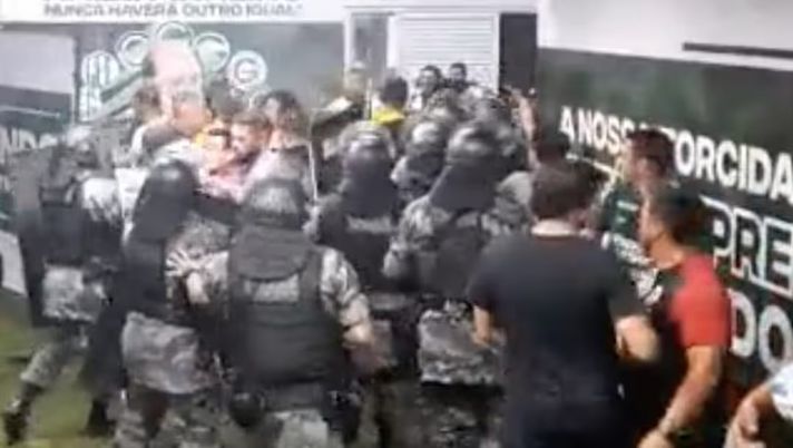 Copa sudamericana: rissa negli spogliatoi, entrano anche i poliziotti! Copa sudamericana: rissa negli spogliatoi, entrano anche i poliziotti! - immagine 1