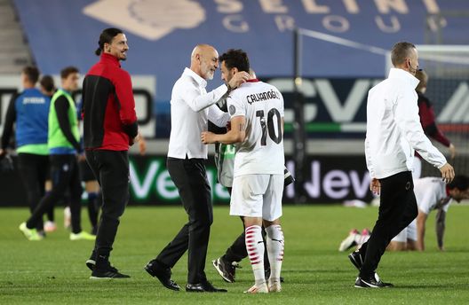 BERGAMO, ITALY - MAY 23: Stefano Pioli, Head Coach of A.C. Milan celebrates with Hakan Calhanoglu after the Serie A match between Atalanta BC and AC Milan at Gewiss Stadium on May 23, 2021 in Bergamo, Italy. Sporting stadiums around Italy remain under strict restrictions due to the Coronavirus Pandemic as Government social distancing laws prohibit fans inside venues resulting in games being played behind closed doors. (Photo by Marco Luzzani/Getty Images) BERGAMO, ITALY - MAY 23: Stefano Pioli, Head Coach of A.C. Milan celebrates with Hakan Calhanoglu after the Serie A match between Atalanta BC and AC Milan at Gewiss Stadium on May 23, 2021 in Bergamo, Italy. Sporting stadiums around Italy remain under strict restrictions due to the Coronavirus Pandemic as Government social distancing laws prohibit fans inside venues resulting in games being played behind closed doors. (Photo by Marco Luzzani/Getty Images)