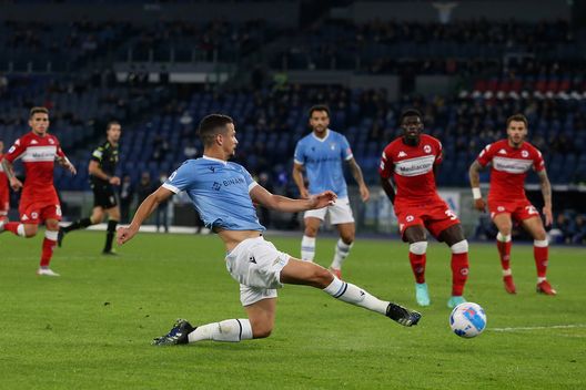 ROME, ITALY - OCTOBER 27: Felipe Luiz of SS Lazio in action during the Serie A match between SS Lazio and ACF Fiorentina at Stadio Olimpico on October 27, 2021 in Rome, Italy. (Photo by Paolo Bruno/Getty Images) ROME, ITALY - OCTOBER 27: Felipe Luiz of SS Lazio in action during the Serie A match between SS Lazio and ACF Fiorentina at Stadio Olimpico on October 27, 2021 in Rome, Italy. (Photo by Paolo Bruno/Getty Images)