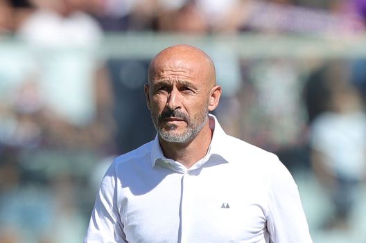 FLORENCE, ITALY - SEPTEMBER 18: Vincenzo Italiano manager of ACF Fiorentina looks on during the Serie A match between ACF Fiorentina and Hellas Verona at Stadio Artemio Franchi on September 18, 2022 in Florence, Italy. (Photo by Gabriele Maltinti/Getty Images) Roggi: “Jovic ha capacità uniche, gli serve tempo. Serve il giusto entusiasmo”- immagine 2