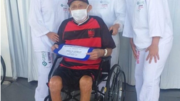 Raimundo, 102 anni: guarisce dal Covid, lascia l’ospedale cantando l’inno del Flamengo e vede i rossoneri vincere il derby!