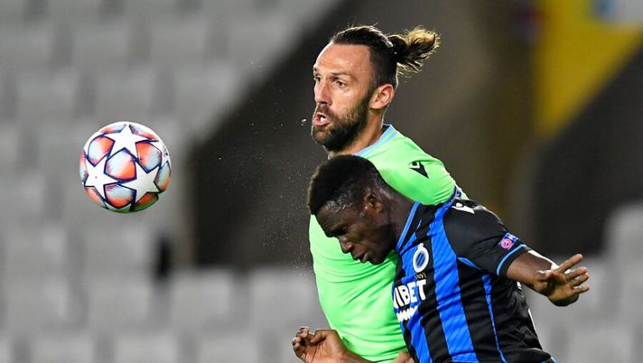 Lazio's Kosovar forward Vedat Muriqi (back) heads the ball with Club Brugge's Ivorian defender Odilon Kossounou during the UEFA Champions League football match between Club Brugge vs SS Lazio during the UEFA Champions League Group F football match at Jan Breydel Stadium in Bruges, on October 28, 2020. (Photo by JOHN THYS / AFP) (Photo by JOHN THYS/AFP via Getty Images) Sky: “La Lazio vuole cedere da subito Muriqi. C’è un club che si è già attivato” - immagine 1