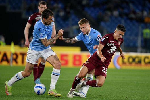 ROME, ITALY - APRIL 16: Francesco Acerbi and Ciro Immobile of SS Lazio compete for the ball with Samuele Ricci of Torino FC during the Serie A match between SS Lazio and Torino FC at Stadio Olimpico on April 16, 2022 in Rome, Italy. (Photo by Marco Rosi - SS Lazio/Getty Images) Juric batte Sarri sul piano del gioco: Lazio anestetizzata anche col palleggio- immagine 3