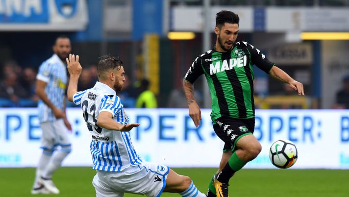 FERRARA, ITALY - OCTOBER 22: Matteo Politano(R) of US Sassuolo competes for the ball whit Francesco Vicari of Spal during the Serie A match betweenSpal and US Sassuolo at Stadio Paolo Mazza on October 22, 2017 in Ferrara, Italy. (Photo by Alessandro Sabattini/Getty Images) FERRARA, ITALY - OCTOBER 22: Matteo Politano(R) of US Sassuolo competes for the ball whit Francesco Vicari of Spal during the Serie A match betweenSpal and US Sassuolo at Stadio Paolo Mazza on October 22, 2017 in Ferrara, Italy. (Photo by Alessandro Sabattini/Getty Images)
